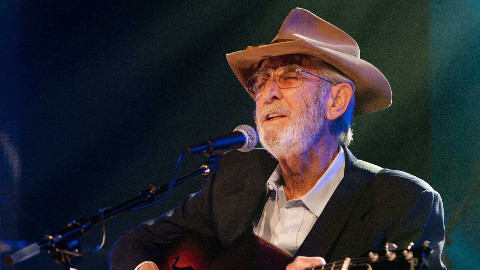 Born in Texas on This Day in 1939, the Country Music “Gentle Giant” Who Captivated a Global Audience