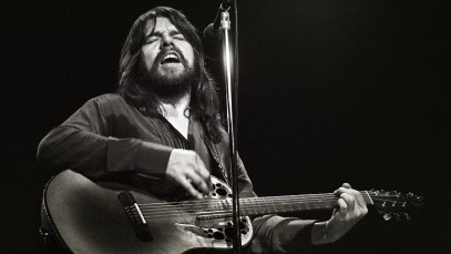 ROTTERDAM, NETHERLANDS - DECEMBER 3: Bob Seger performs on stage at Ahoy on 3rd December 1980 in Rotterdam, Netherlands. He plays an Ovation acoustic guitar. (Photo by Rob Verhorst/Redferns)