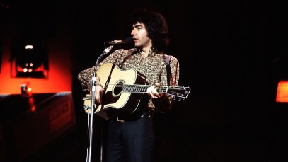 Neil Diamond performs on BBC TV show, London, 21st June 1971. (Photo by Michael Putland/Getty Images)