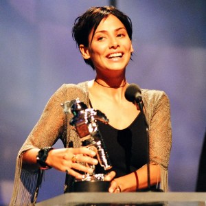 Natalie Imbruglia during 1998 MTV Video Music Awards at Universal Amphitheatre in Los Angeles, California, United States. (Photo by Jeff Kravitz/FilmMagic, Inc)