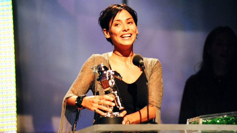 Natalie Imbruglia during 1998 MTV Video Music Awards at Universal Amphitheatre in Los Angeles, California, United States. (Photo by Jeff Kravitz/FilmMagic, Inc)