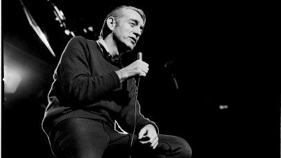Rod McKuen appears on stage, London, 1969. (Photo by Michael Putland/Getty Images)