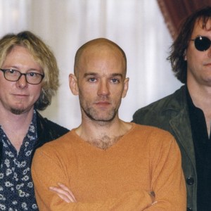 Michael Stipe, chanteur du groupe américain REM avec ses musiciens Peter Buck et Michael Mills à Paris le 8 mars 1999, France. (Photo by Frédéric REGLAIN/Gamma-Rapho via Getty Images)