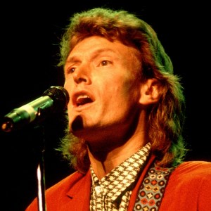 English Rock and Pop musician Steve Winwood plays guitar as he performs onstage at the Poplar Creek Music Theater, Hoffman Estates, Illinois, August 25, 1986. (Photo by Paul Natkin/Getty Images)