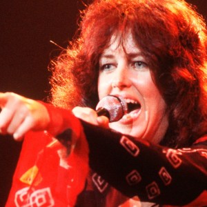 Grace Slick of Jefferson Starship performs on stage, New York, September 1978. (Photo by Michael Putland/Getty Images)