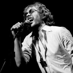 American Rock musician Warren Zevon (1947 - 2003) performs onstage at the Park West, Chicago, Illinois, October 17, 1982. (Photo by Paul Natkin/Getty Images)