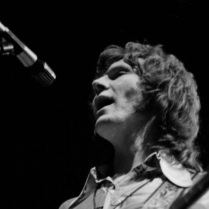 Bassist Chris Squire of Yes performs on stage at the Camden Festival, The Roundhouse, London 25th April 1971. He plays a Rickenbacker 4001 bass guitar. (Photo by Michael Putland/Getty Images)