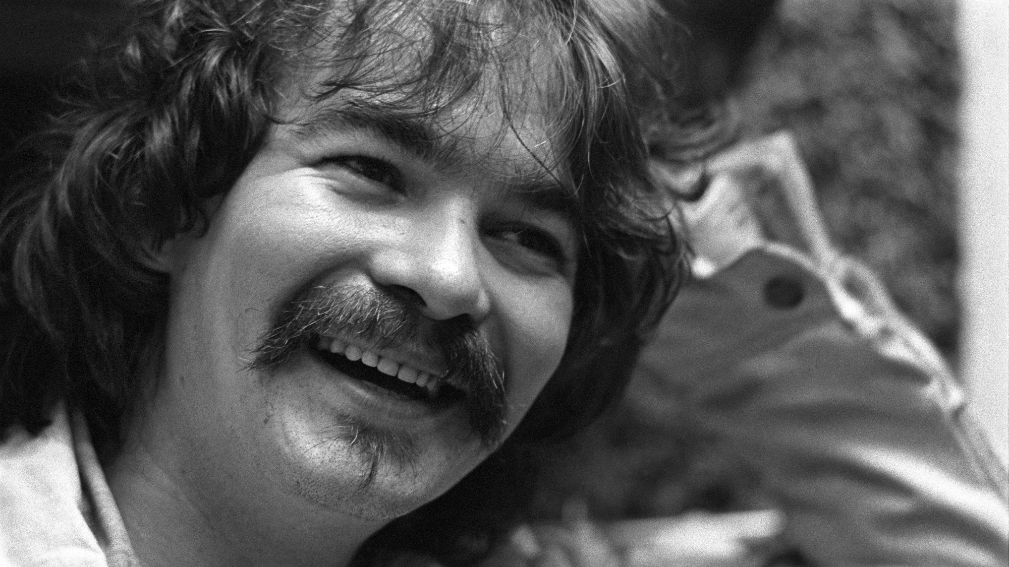 3 Underrated Country Ballads From the 1970s That Still Break Hearts Today