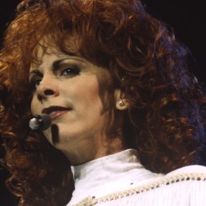 Reba McEntire performs at San Jose Arena on November 23, 1994 in San Jose, California. (Photo by Tim Mosenfelder/Getty Images)