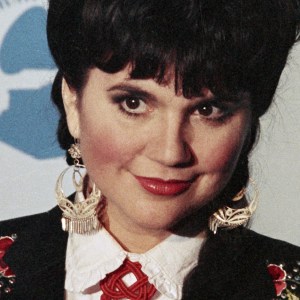 LOS ANGELES, CALIFORNIA - FEBRUARY 22 : Grammy Winner Linda Ronstadt for Best Mexican-American Performance at the Grammy Awards Show, February 22, 1989 at Shrine Auditorium in Los Angeles, California. (Photo by Bob Riha, Jr./Getty Images)