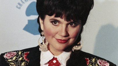 LOS ANGELES, CALIFORNIA - FEBRUARY 22 : Grammy Winner Linda Ronstadt for Best Mexican-American Performance at the Grammy Awards Show, February 22, 1989 at Shrine Auditorium in Los Angeles, California. (Photo by Bob Riha, Jr./Getty Images)