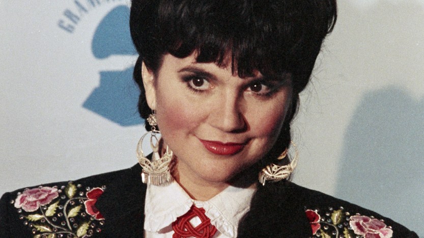 LOS ANGELES, CALIFORNIA - FEBRUARY 22 : Grammy Winner Linda Ronstadt for Best Mexican-American Performance at the Grammy Awards Show, February 22, 1989 at Shrine Auditorium in Los Angeles, California. (Photo by Bob Riha, Jr./Getty Images)