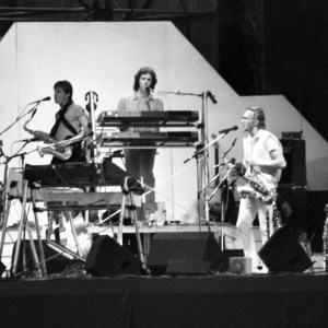 'Supertramp' sur scène au parc de Sceaux, le 26 juin 1983. (Photo by Patrick AVENTURIER/Gamma-Rapho via Getty Images)