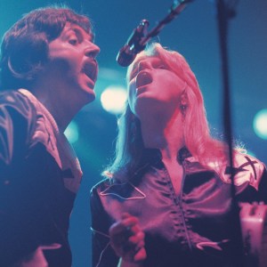 (MANDATORY CREDIT Watal Asanuma/Shinko Music/Getty Images) Paul McCartney and Linda McCartney of Wings perform on stage at Wembley Pool, London on 19th October 1976. (Photo by Watal Asanuma/Shinko Music via Getty Images)