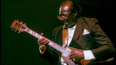 American blues musician Albert King (1923 - 1992, born Albert Nelson) playing his signatiure Gibson Flying V guitar (named 'Lucy'), durign a performace in the Benson & Hedges Blues '89 Festival at the Beacon Theater, New York, New York, November 10, 1989. (Photo by Jack Vartoogian/Getty Images)