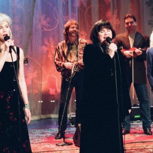 THE TONIGHT SHOW WITH JAY LENO -- Episode 1542 -- Pictured: (l-r) Musicial guests Emmylou Harris, Linda Ronstadt, Dolly Parton perform on February 9, 1999 -- (Photo by: Margaret Norton/NBCU Photo Bank/NBCUniversal via Getty Images via Getty Images)