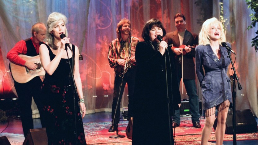THE TONIGHT SHOW WITH JAY LENO -- Episode 1542 -- Pictured: (l-r) Musicial guests Emmylou Harris, Linda Ronstadt, Dolly Parton perform on February 9, 1999 -- (Photo by: Margaret Norton/NBCU Photo Bank/NBCUniversal via Getty Images via Getty Images)