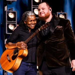 LOS ANGELES, CALIFORNIA - FEBRUARY 04: (L-R) Tracy Chapman and Luke Combs perform onstage during the 66th GRAMMY Awards on February 04, 2024 in Los Angeles, California. (Photo by John Shearer/Getty Images for The Recording Academy)