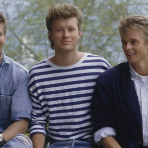 Outdoor portrait of Norweigan pop band 'A-Ha'; (L-R) Morten Harket, Magne Furuholmen and Paul Waaktaar-Savoy, May 1987. (Photo by Dave Hogan/Hulton Archive/Getty Images)