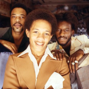 1977: American R&B group The Floaters: James Mitchell, Paul Mitchell, Larry Cunningham, Charles Clark, Ralph Mitchell. (Photo by BSR Agency/Gentle Look via Getty Images)