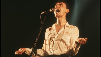 David Byrne of Talking Heads performs on stage, Groenoordhallen, Leiden, Netherlands, 1st July 1982. (Photo by Rob Verhorst/Redferns)