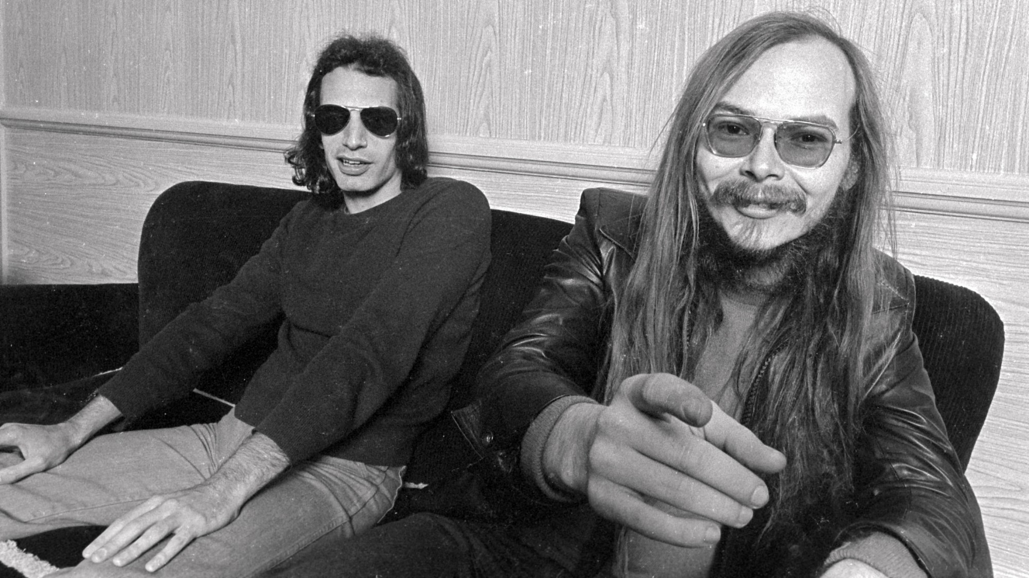 4 كلاسيكيات Steely Dan تم إحياءها من خلال المعزوفات المنفردة على الجيتار التي لا تُنسى
