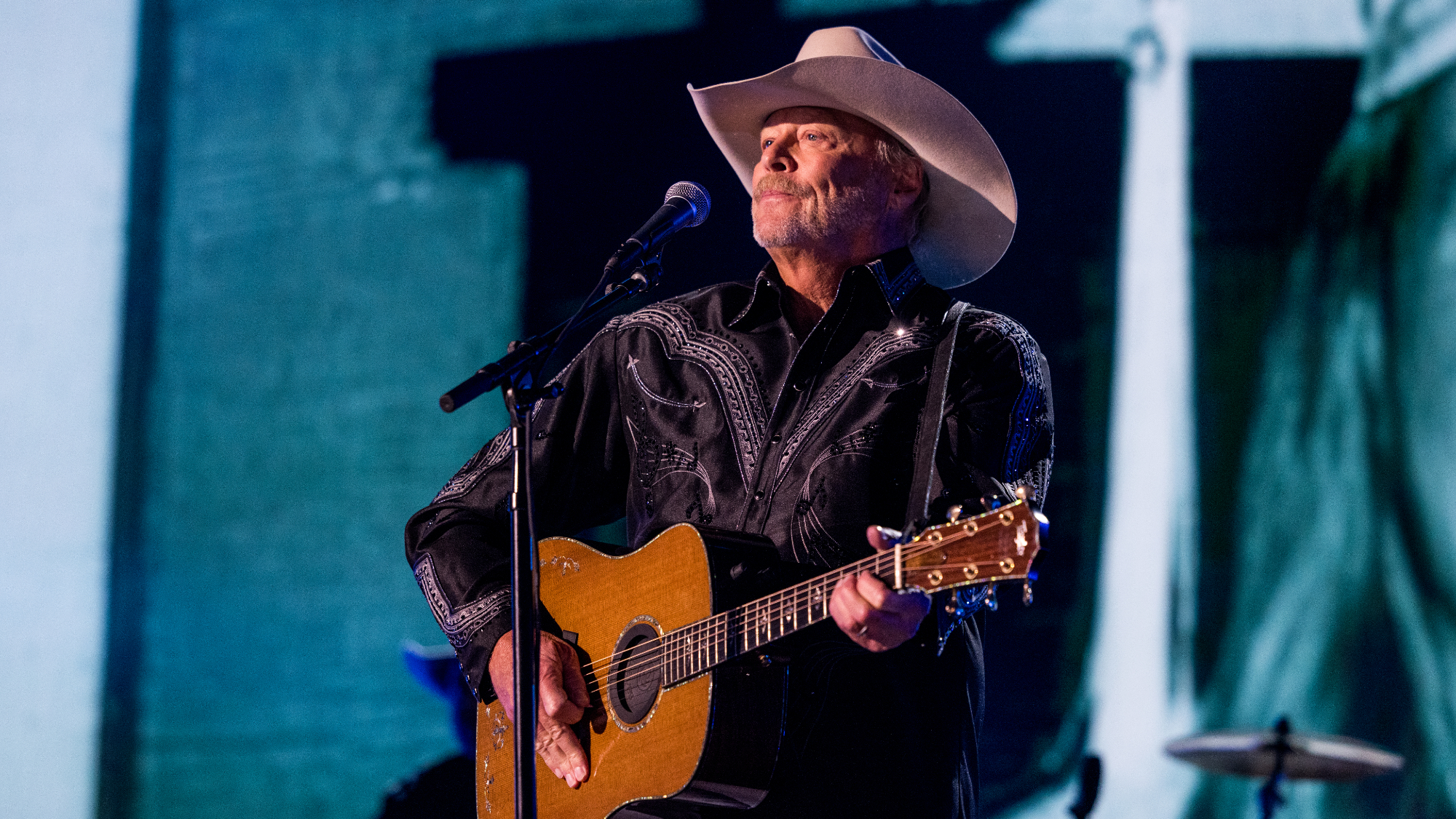 Alan Jackson Delivers an Unforgettable Memorial Day Rendition of “Where Were You (When the World Stopped Turning)”
