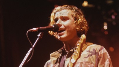 English musician and singer Gavin Rossdale performing on stage with the rock band Bush, 1996. (Photo by Mick Hutson/Redferns/Getty Images)