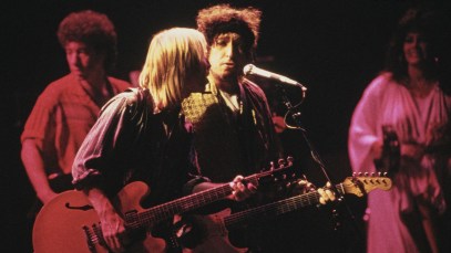 American singer-songwriters Tom Petty (left) and Bob Dylan with the band 'Traveling Wilburys', performing on stage in 1987. (Photo by Dave Hogan/Hulton Archive/Getty Images)