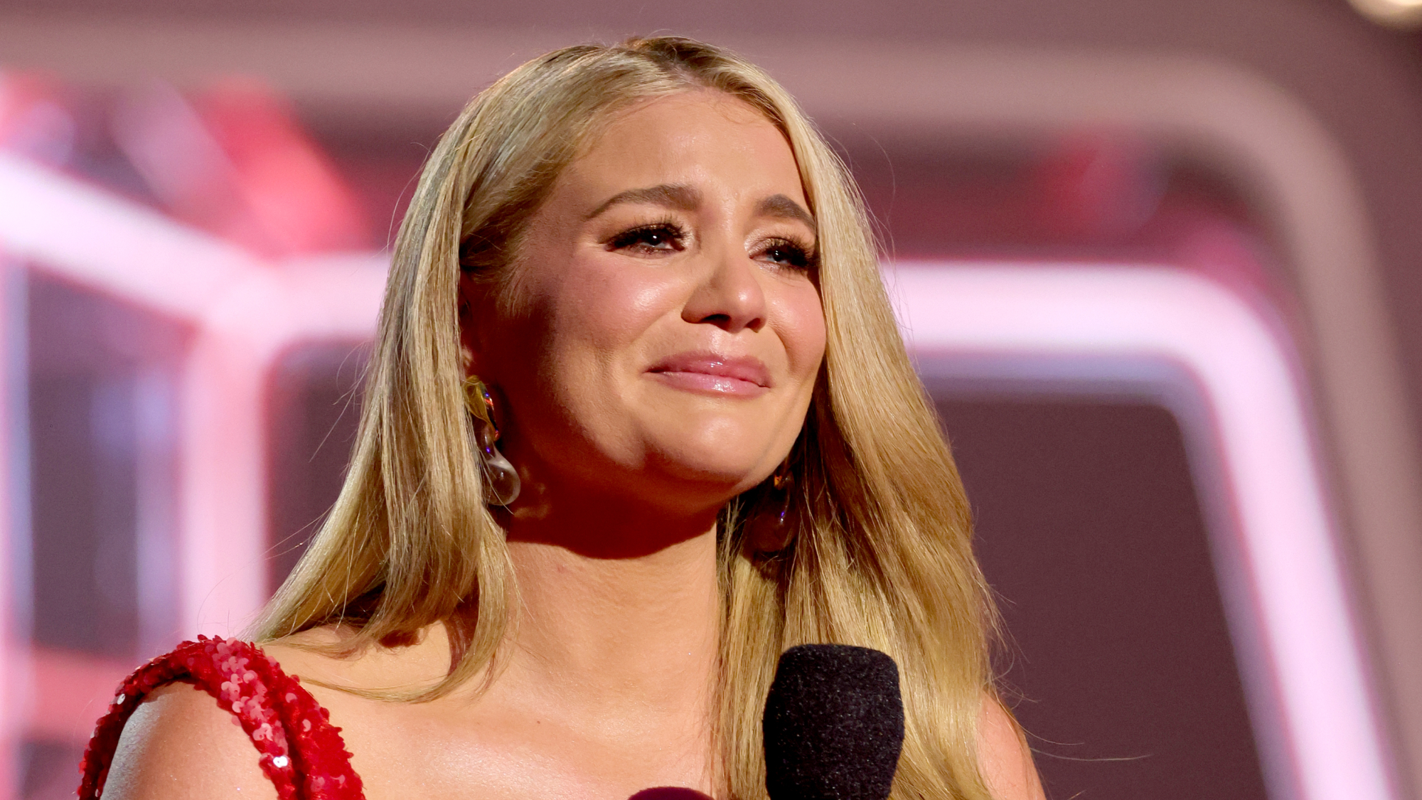 Lauren Alaina Broke Down Crying at the ACM Awards—Here’s Why