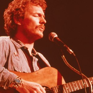Canadian folk-rock singer and songwriter Gordon Lightfoot sings and plays acoustic guitar for the television concert series, 'Midnight Special,' 1970s. (Photo by Getty Images)