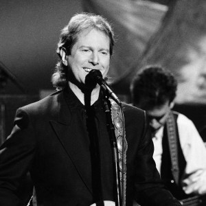THE TONIGHT SHOW STARRING JOHNNY CARSON -- Pictured: Musical guest Roger McGuinn performs on March 28, 1991 -- (Photo by: Chris Haston/NBCU Photo Bank/NBCUniversal via Getty Images via Getty Images)