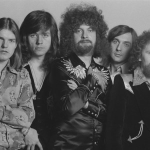 British rock group Electric Light Orchestra, 5th February 1975. Left to right: cellist Melvyn Gale, cellist Hugh McDowell, singer and drummer Bev Bevan, singer and guitarist Jeff Lynne, keyboard player Richard Tandy, bassist and singer Kelly Groucutt (1945 - 2009) and violinist Mik Kaminski. (Photo by Michael Putland/Getty Images)