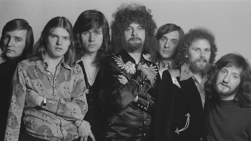 British rock group Electric Light Orchestra, 5th February 1975. Left to right: cellist Melvyn Gale, cellist Hugh McDowell, singer and drummer Bev Bevan, singer and guitarist Jeff Lynne, keyboard player Richard Tandy, bassist and singer Kelly Groucutt (1945 - 2009) and violinist Mik Kaminski. (Photo by Michael Putland/Getty Images)