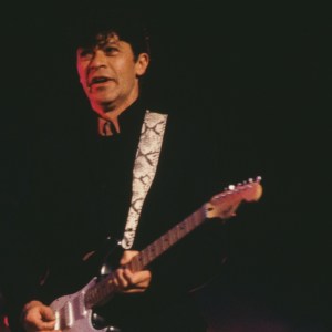 Canadian singer-songwriter and guitarist Robbie Robertson performing on stage, circa 1985. (Photo by Michael Putland/Getty Images)