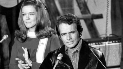 CIRCA LATE 1960s: Country musician Merle Haggard performs on stage with Bonnie Owens during a late 1960's concert. (Photo by Michael Ochs Archives/Getty Images)