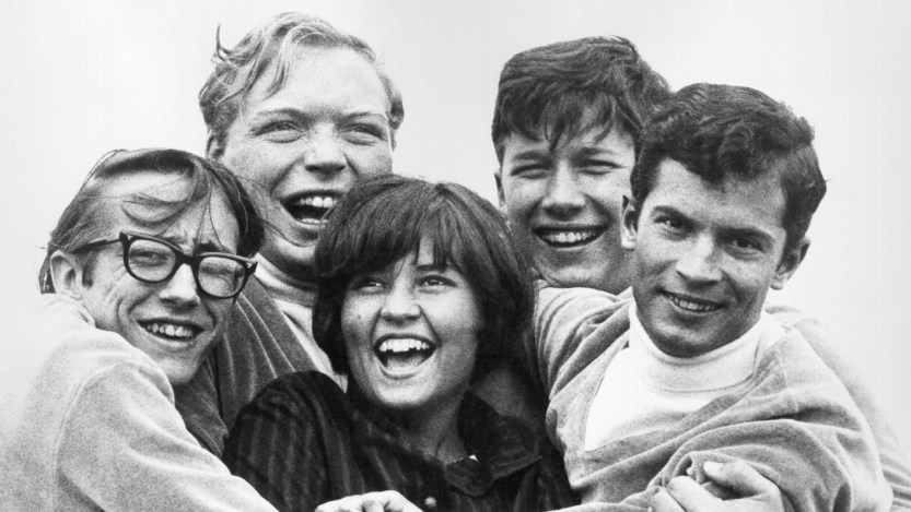 Michael Stewart, Beverly Bivens, Bob Jones, Jerry Burgan, Pete Fullerton of the musical group the "We Five" portrait in 1966. (Photo by Michael Ochs Archives/Getty Images)