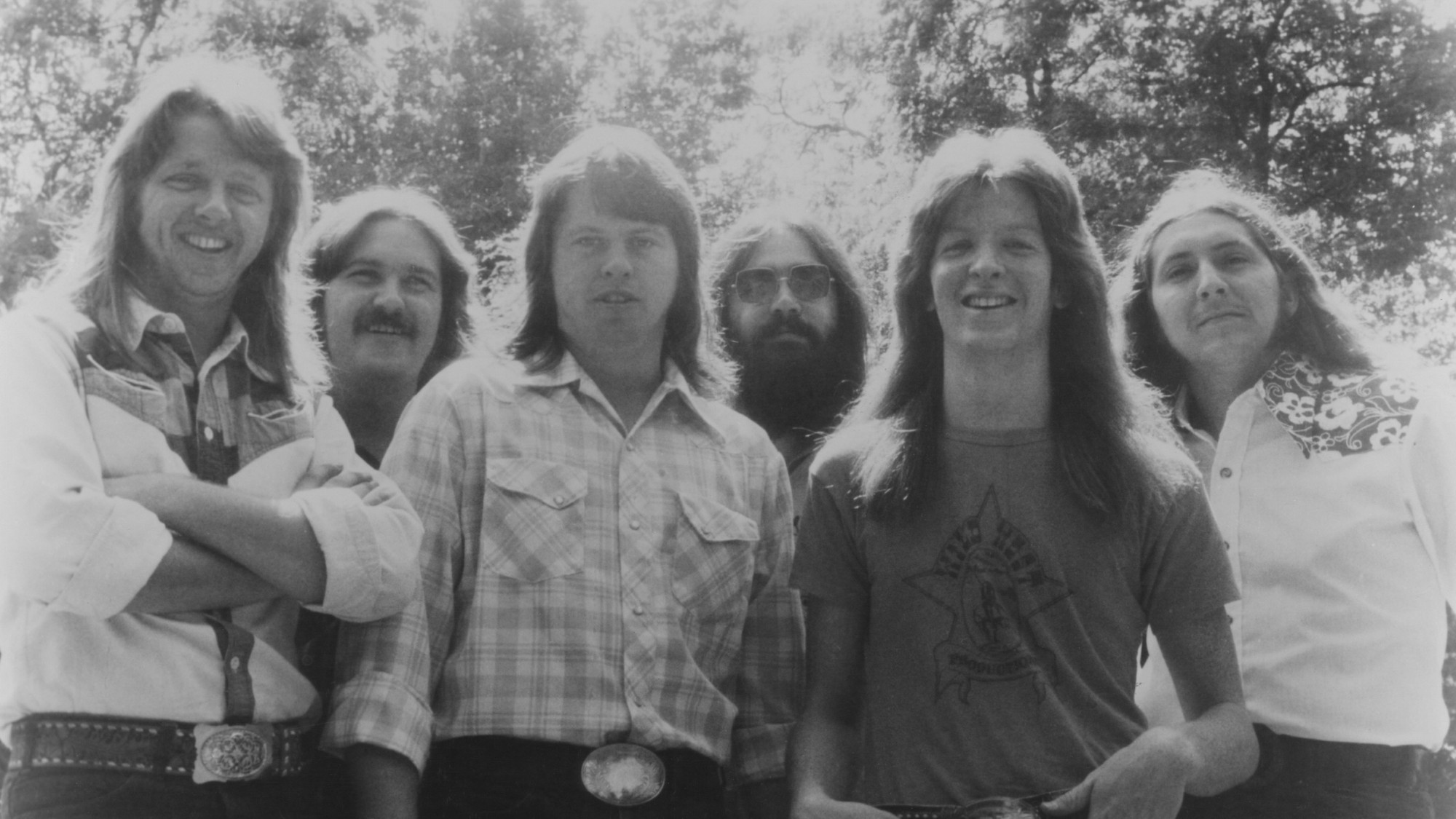 كيف تغلبت فرقة مارشال تاكر على نفورها من الأشياء الناعمة وحققت أكبر نجاح لها في عام 1977
