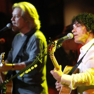 BEVERLY HILLS, CA - MAY 20: Musicians Daryl Hall (L) and John Oates perform, after being named BMI Icons, at the 56th Annual BMI Pop Awards at the Beverly Wilshire Hotel on May 20, 2008 in Beverly Hills, California. (Photo by Kevin Winter/Getty Images)