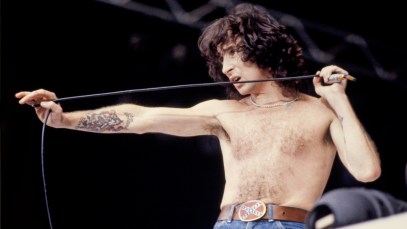 LONDON, UNITED KINGDOM - AUGUST 18: Bon Scott lead singer for AC/DC performs at Wembley Stadium on August 18, 1979 in London, United Kingdom. (Photo by FG/Bauer-Griffin/Getty Images) 170612F1