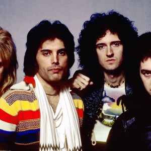 UNITED STATES - circa 1977: NASSAU COLISEUM Photo of QUEEN and Roger TAYLOR and Freddie MERCURY and Brian MAY and John DEACON, Posed studio group portrait L-R Roger Taylor, Freddie Mercury, Brian May and John Deacon (Photo by Richard E. Aaron/Redferns)