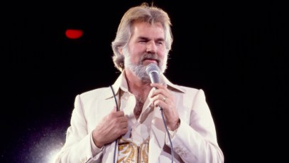 When I Say "Play Some Country Music" This Kenny Rogers Performance of His Signature 1970s Classic Is Exactly What I Mean