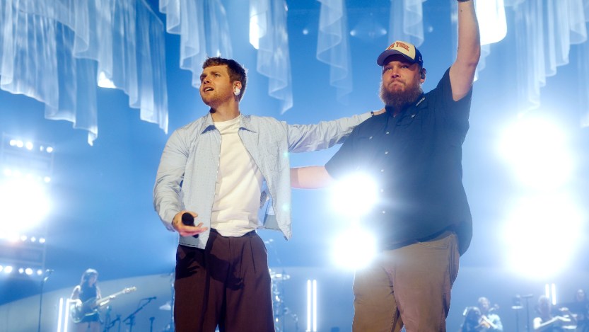 Watch Luke Combs and Alex Warren Deliver Surprise Duet of "Ordinary"