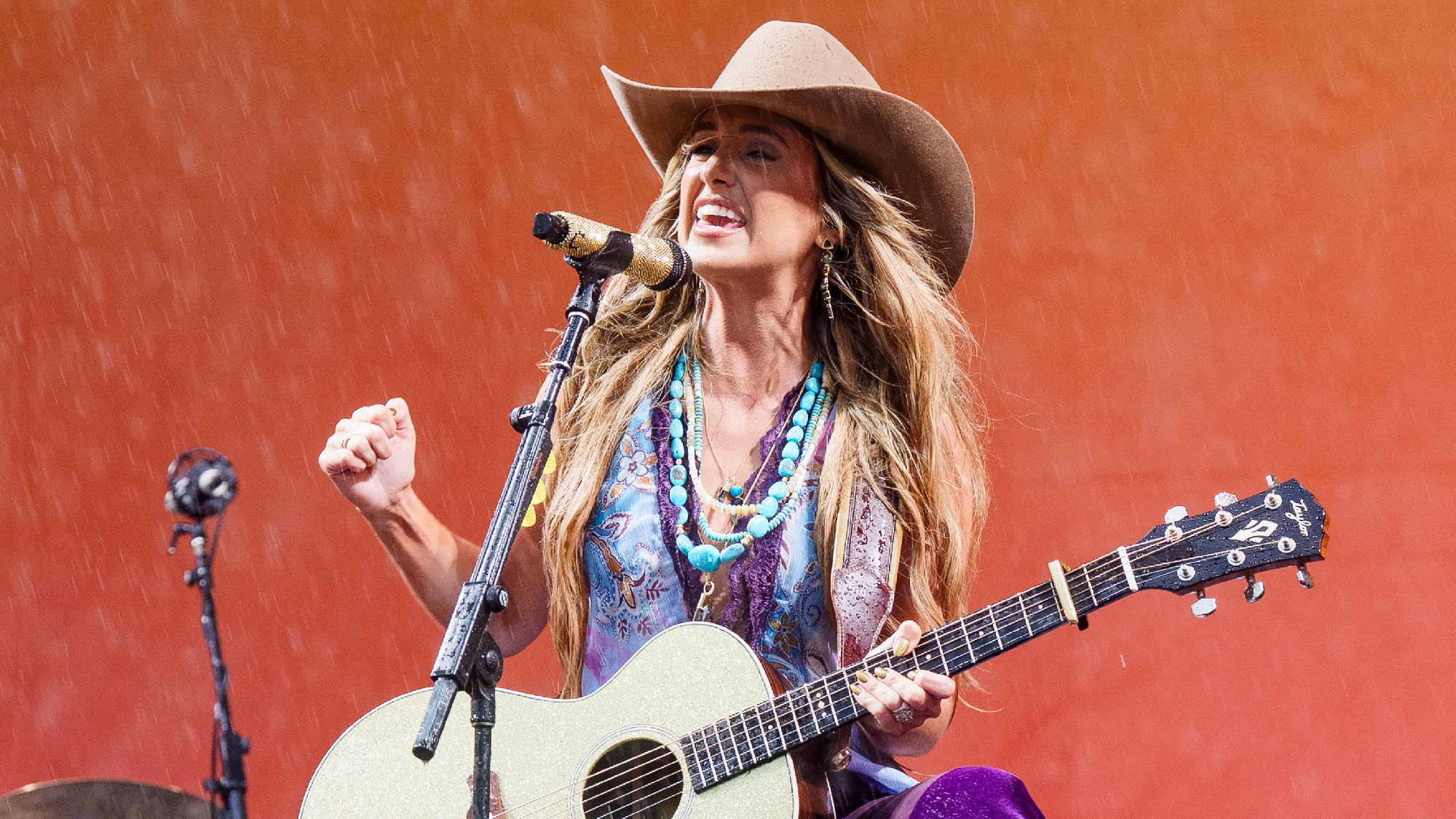 Lainey Wilson Powers Through Downpour for Epic New Orleans Jazz Fest Performance