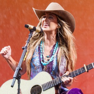 Lainey Wilson Powers Through Downpour for Epic New Orleans Jazz Fest Performance