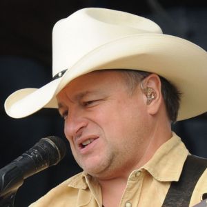 “Now We’re Going Somewhere”: Mark Chesnutt Reveals the Two Rising Stars Who Restored His Faith in Traditional Country