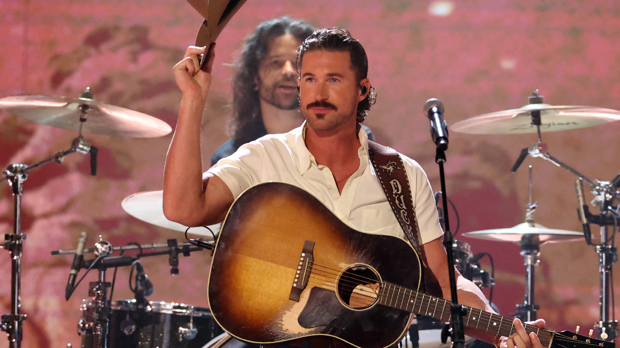 Watch Riley Green Deliver Sultry Performance of “Worst Way” at the AMA Awards