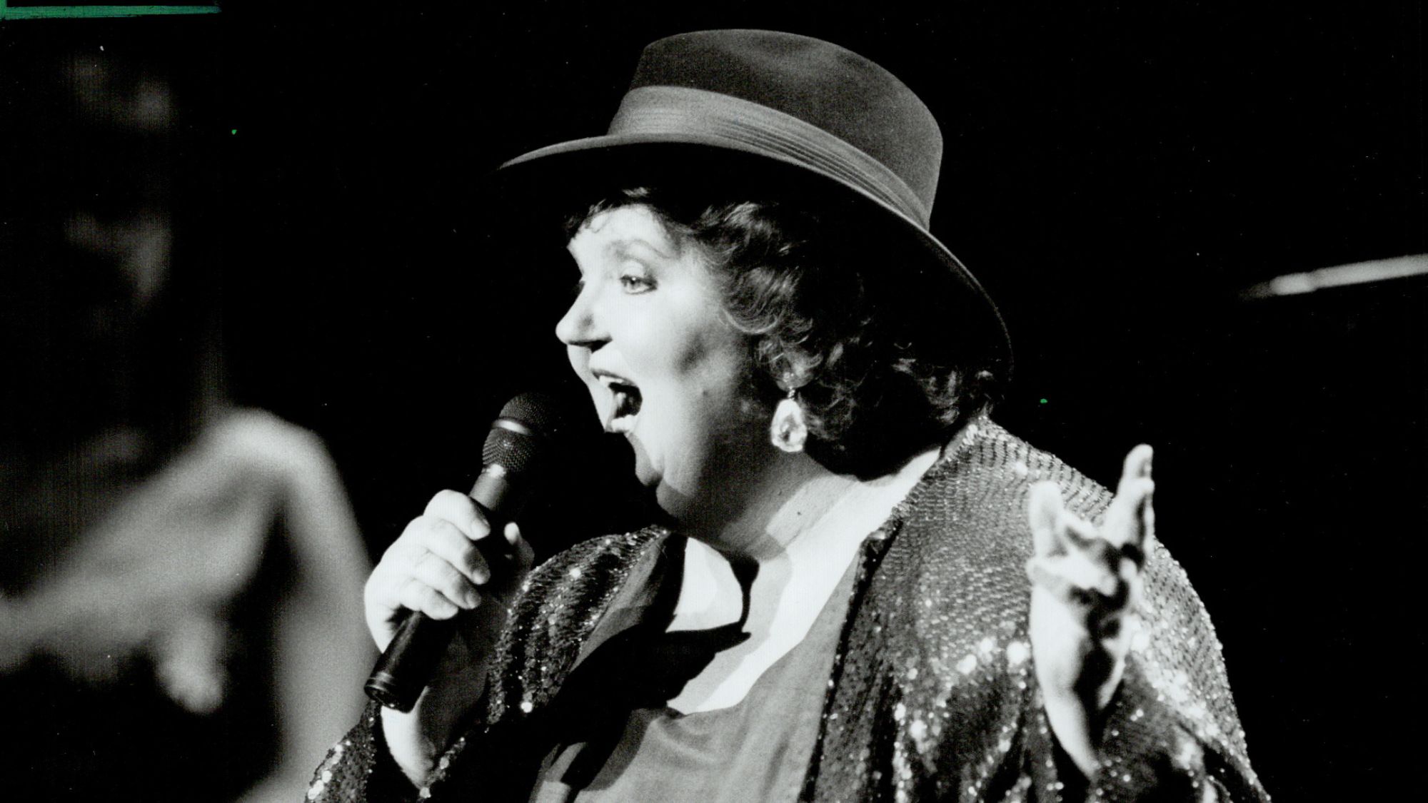 Born in the Great White North 82 Years Ago, the “First Lady of Song” Who Outsold Both Garth Brooks and Clint Black
