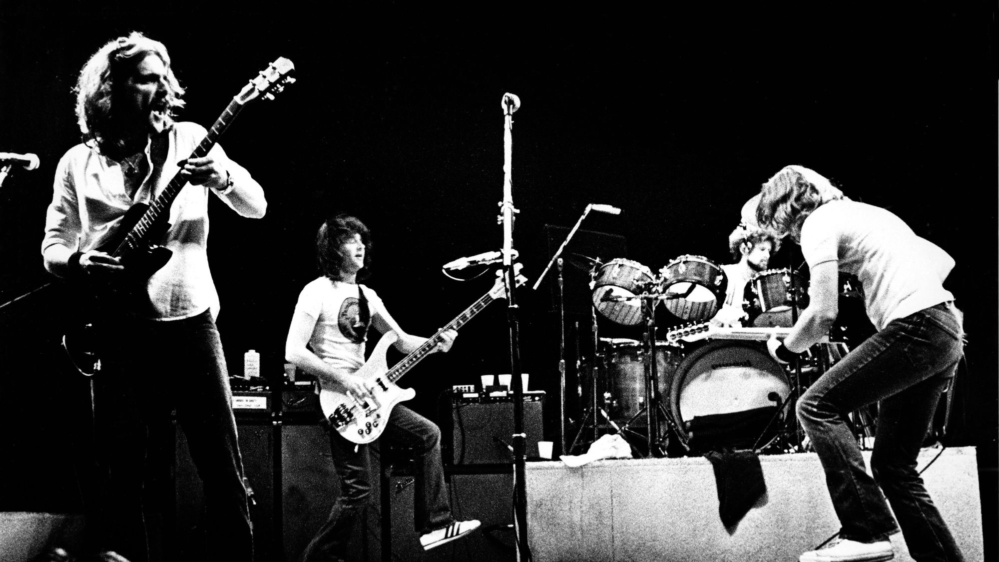 في مثل هذا اليوم منذ 49 عامًا، ارتقى فريق النسور بأغنية Hotel California إلى المرتبة الأولى وجعلها واحدة من أعظم أغاني الروك على الإطلاق.