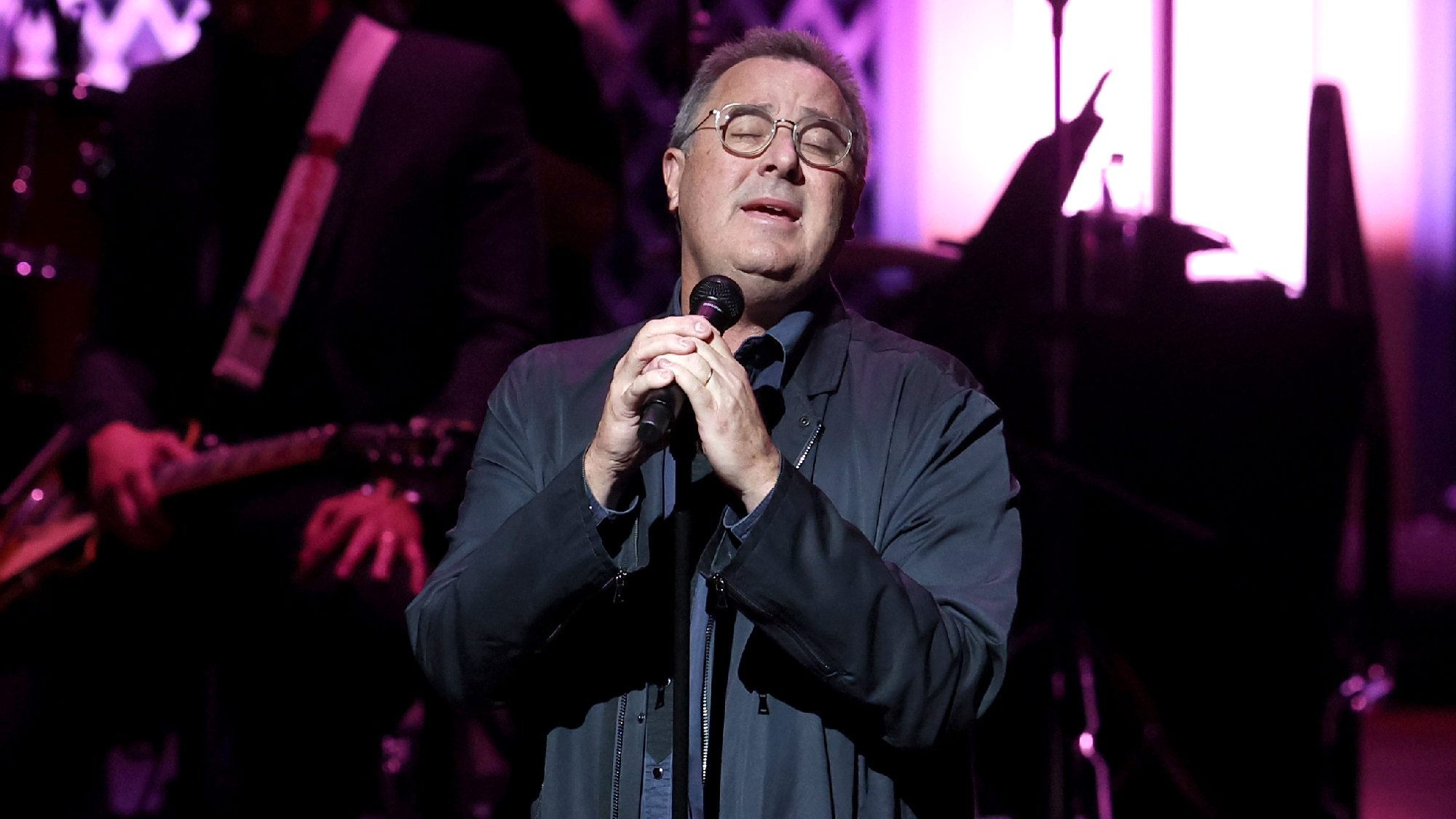 “I Fear Nothing Compares To Hearing This Masterpiece Live”: Vince Gill Leaves Crowd Silent With Powerful “Go Rest High on That Mountain” Performance